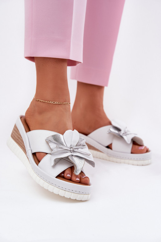 Pantoufles en cuir Féminin Sur un coin Avec des décorations Une fleur Artiker 54C0538 Blanc-couleur argent Pantoufles en cuir Féminin Sur un coin Avec des décorations Une fleur Artiker 54C0538 Blanc-couleur argent