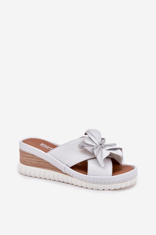 Leren pantoffels Dames Op de INig Met sierlijk Een bloem Artiker 54C0538 INit-zilvere kleur Leren pantoffels Dames Op de INig Met sierlijk Een bloem Artiker 54C0538 INit-zilvere kleur