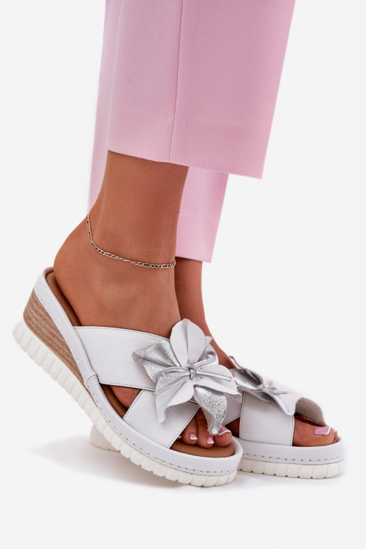 Leren pantoffels Dames Op de INig Met sierlijk Een bloem Artiker 54C0538 INit-zilvere kleur Leren pantoffels Dames Op de INig Met sierlijk Een bloem Artiker 54C0538 INit-zilvere kleur