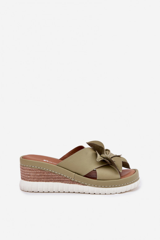 Pantoufles en cuir Féminin Sur un coin Avec des décorations Une fleur Artiker 52C0503 couleur verte Pantoufles en cuir Féminin Sur un coin Avec des décorations Une fleur Artiker 52C0503 couleur verte