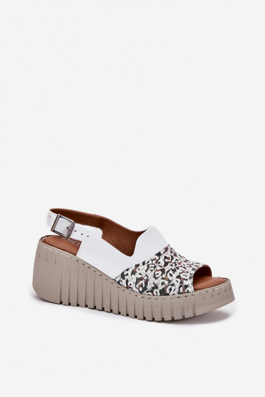 Sandales pour femmesActivéturalnej Skóry Sur un coin Artiker 56C0958 couleur blanche Sandales pour femmesActivéturalnej Skóry Sur un coin Artiker 56C0958 couleur blanche