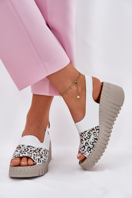 Sandales pour femmesActivéturalnej Skóry Sur un coin Artiker 56C0958 couleur blanche Sandales pour femmesActivéturalnej Skóry Sur un coin Artiker 56C0958 couleur blanche