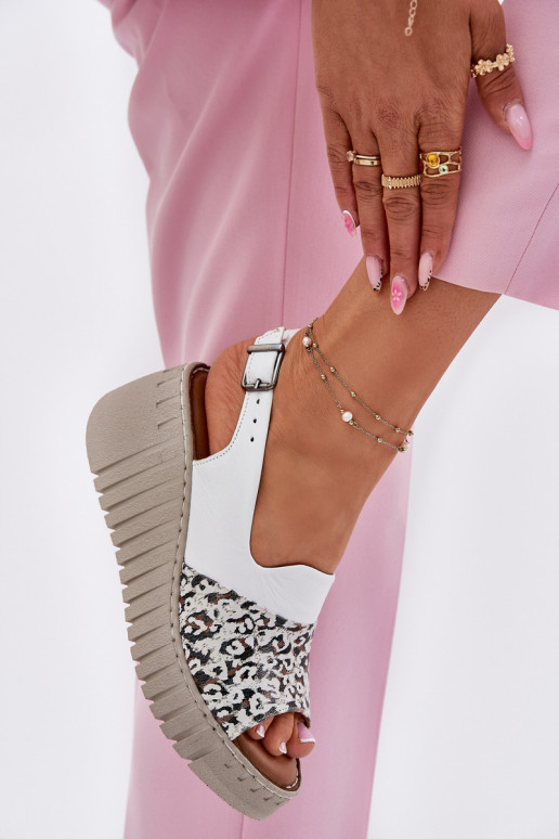 Sandales pour femmesActivéturalnej Skóry Sur un coin Artiker 56C0958 couleur blanche Sandales pour femmesActivéturalnej Skóry Sur un coin Artiker 56C0958 couleur blanche