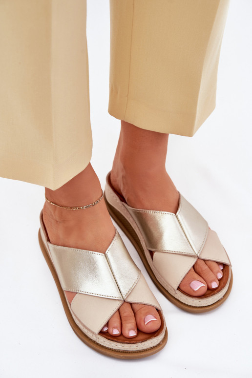 Leren pantoffels Dames met platform Het heeftciejka L4986-37 beige-gouden kleur Leren pantoffels Dames met platform Het heeftciejka L4986-37 beige-gouden kleur