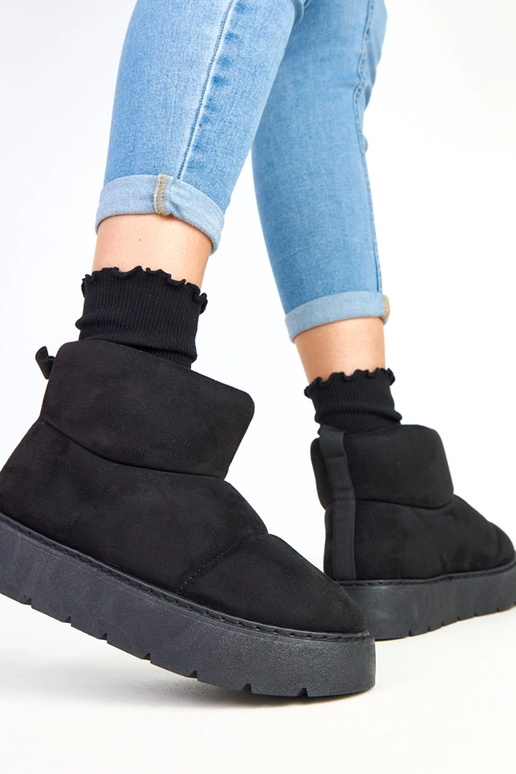 Schwarze gefütterte Schneestiefel auf... Schwarze gefütterte Schneestiefel auf...