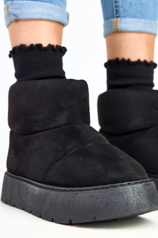 Zwarte gevoerde sneeuwlaarzen op... Zwarte gevoerde sneeuwlaarzen op...