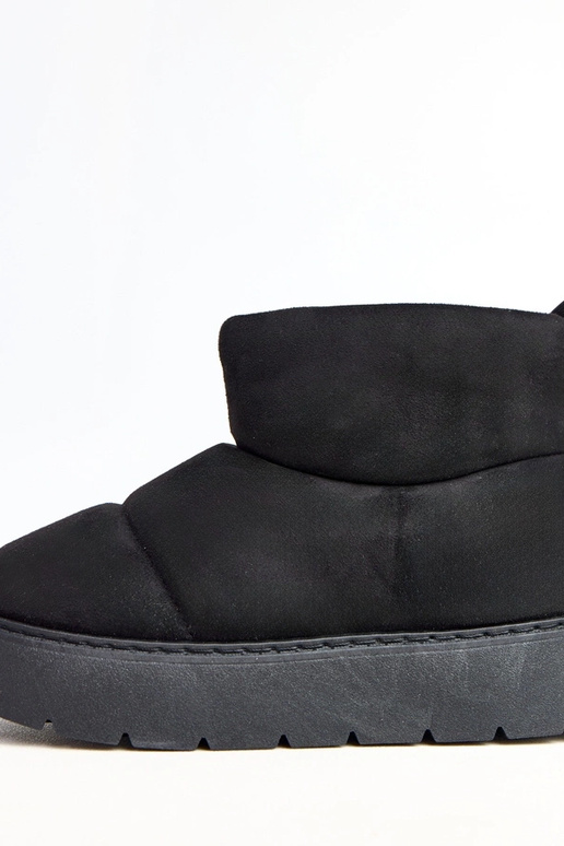 Zwarte gevoerde sneeuwlaarzen op... Zwarte gevoerde sneeuwlaarzen op...