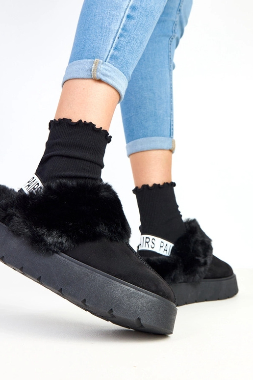 Zwarte korte, met bont verwarmde... Zwarte korte, met bont verwarmde...