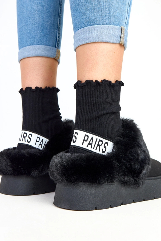 Zwarte korte, met bont verwarmde... Zwarte korte, met bont verwarmde...