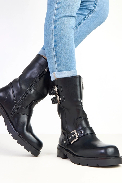 Schwarze Stiefeletten auf... Schwarze Stiefeletten auf...