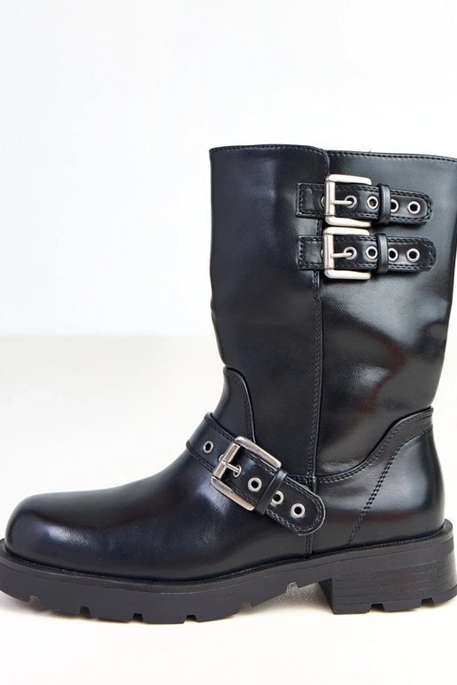 Zwarte enkellaarsjes op een platform... Zwarte enkellaarsjes op een platform...