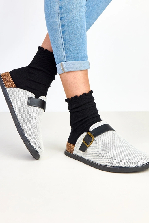 Zwarte slippers op een kurken... Zwarte slippers op een kurken...