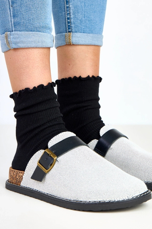 Chaussons noirs sur plateforme en... Chaussons noirs sur plateforme en...