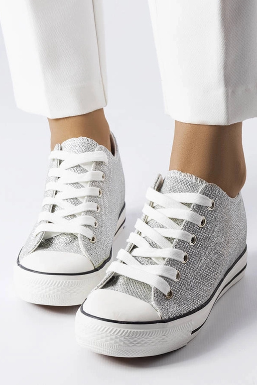 Silberne glänzende Sneakers mit... Silberne glänzende Sneakers mit...