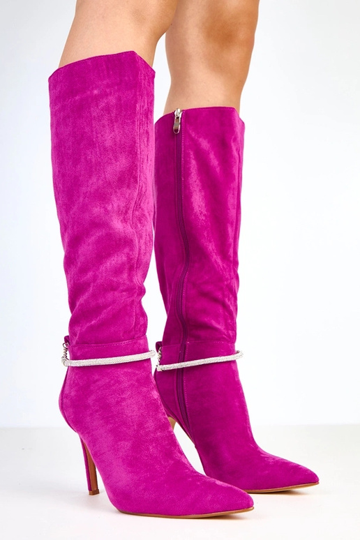 Bottes violettes en daim avec chaîne... Bottes violettes en daim avec chaîne...