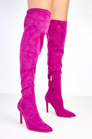 Bottes violettes à talons...