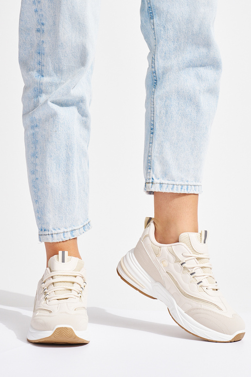 Beige Frauen Sportschuhe auf einer dicken Sohle Beige Frauen Sportschuhe auf einer dicken Sohle