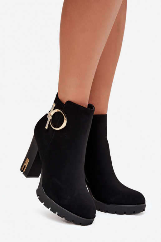 Warmes schwarzes Damenstiefeletten mit kleinen Absätzen und goldenen Details Ysolde Warmes schwarzes Damenstiefeletten mit kleinen Absätzen und goldenen Details Ysolde