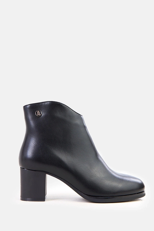 Schwarze Stiefeletten mit feiner... Schwarze Stiefeletten mit feiner...