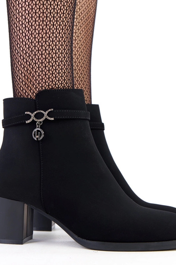 Bottines noires avec une sangle décorative en simili cuir Vernona 2