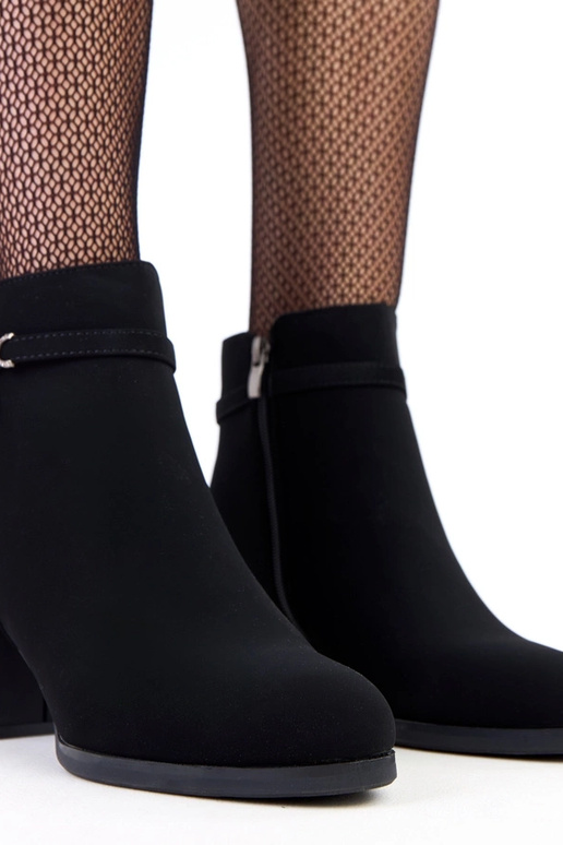 Bottines noires avec une sangle...