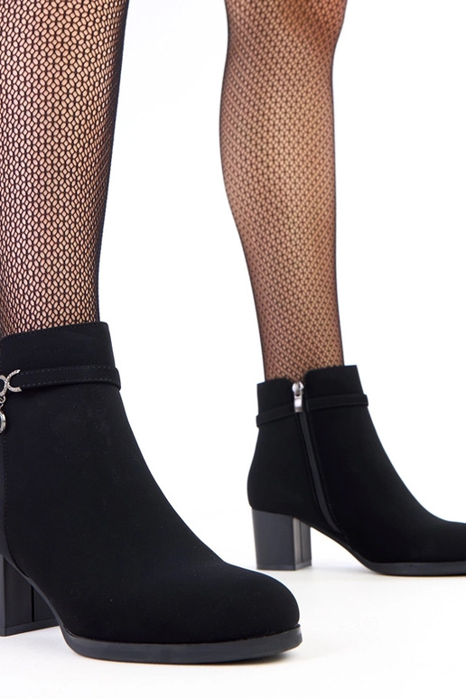 Bottines noires avec une sangle...
