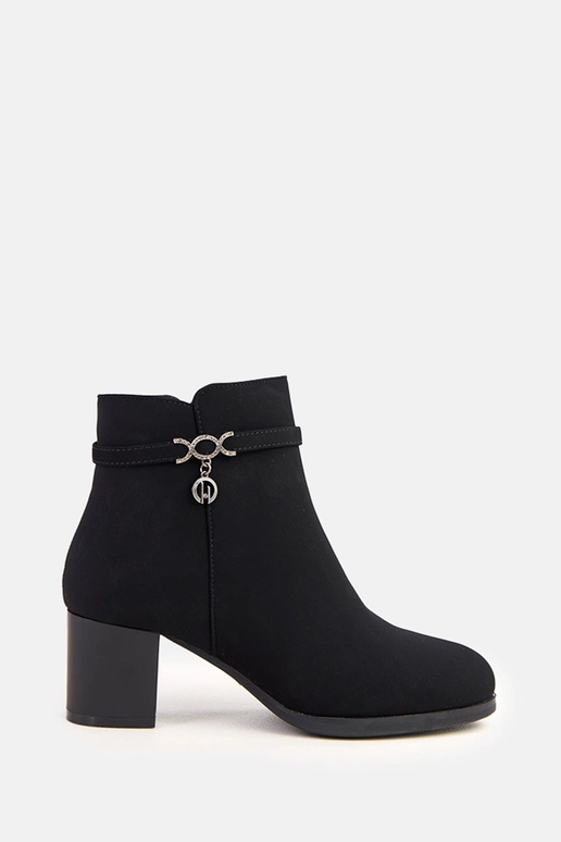 Bottines noires avec une sangle...