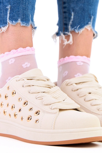 Zandkleurige sneakers op...