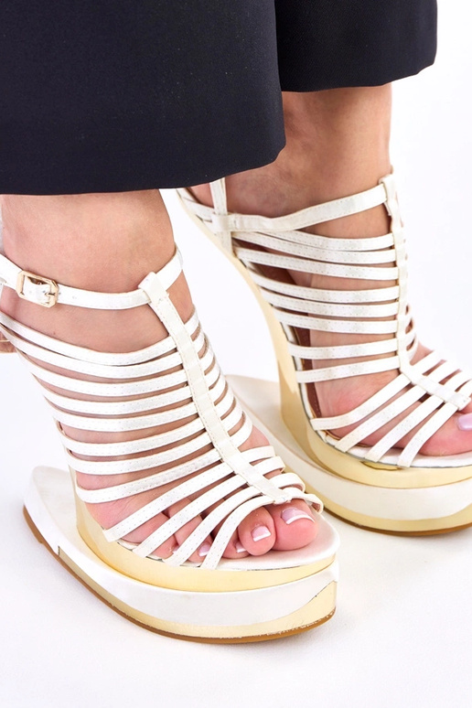 Sandales sable sur talon futuriste...