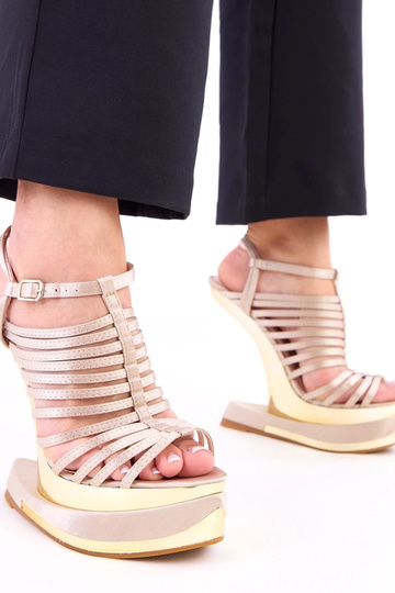 Braune Sandalen auf futuristischem Absatz Elizer