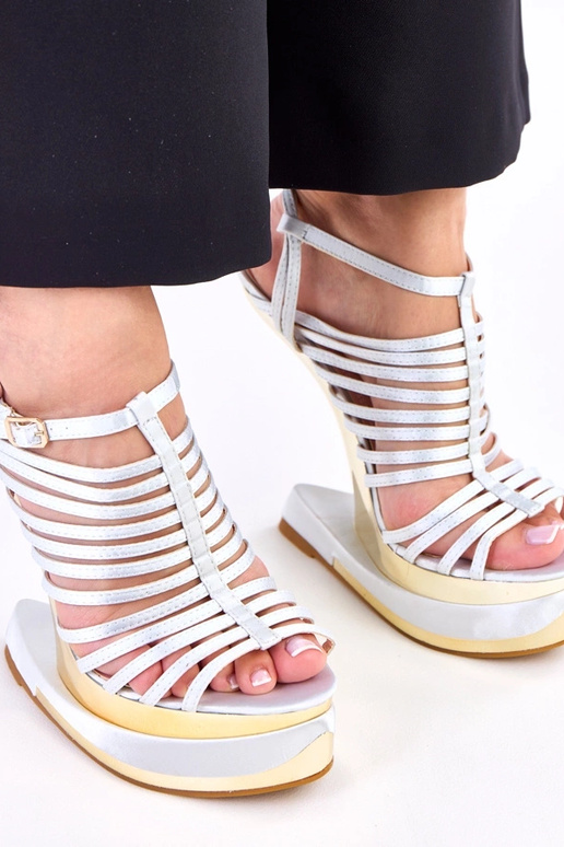 Graue Sandalen auf futuristischem...