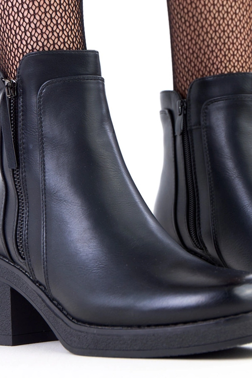 Bottines noires avec un petit talon...