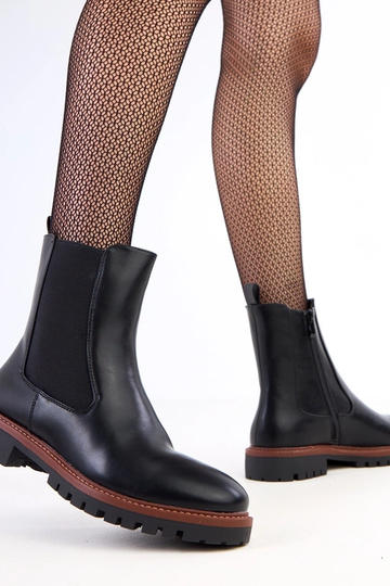 Schwarze Stiefeletten mit flacher Sohle und elastischem Einsatz Terrami
