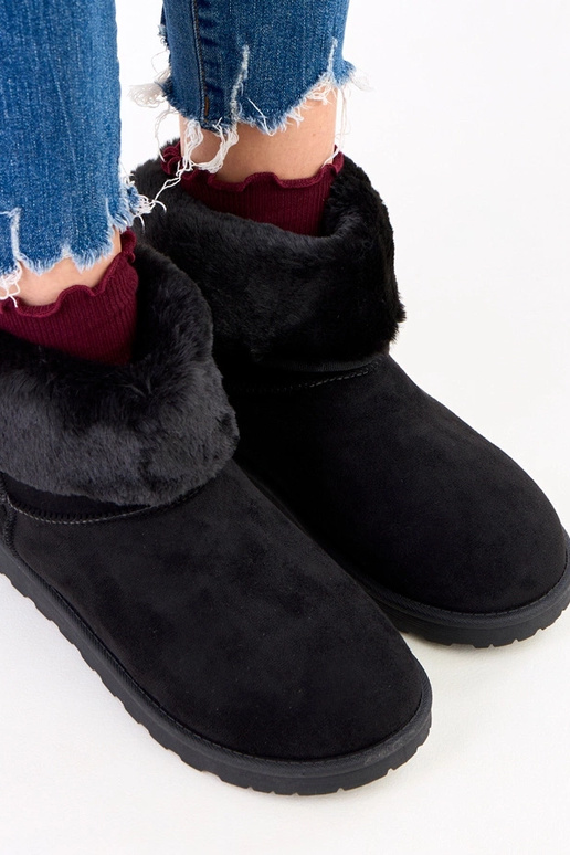 Schwarze Schneestiefel mit Fell auf...