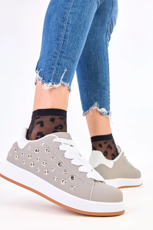 Baskets grises sur plateforme avec...