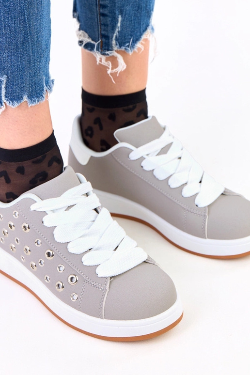 Graue Sneakers auf Plattform mit...