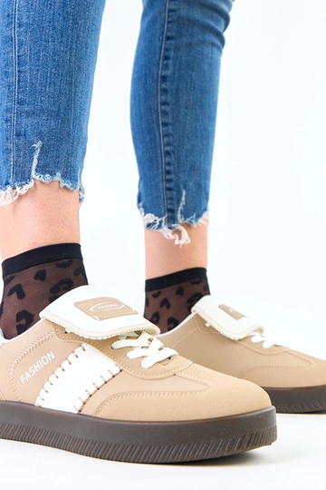 Bruine sportieve schoenen...