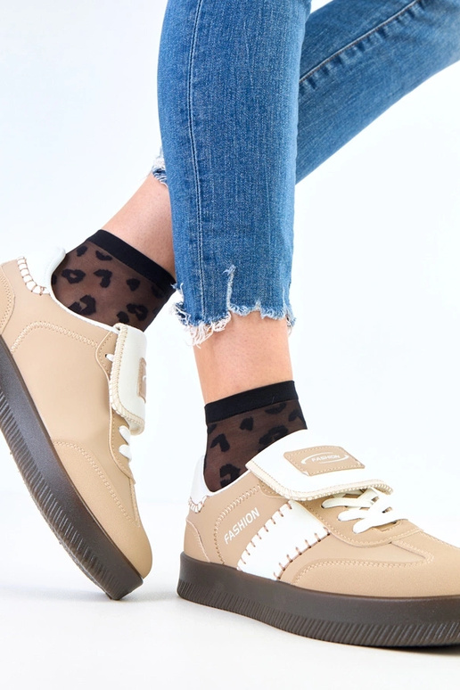 Bruine sportieve schoenen op plateau...