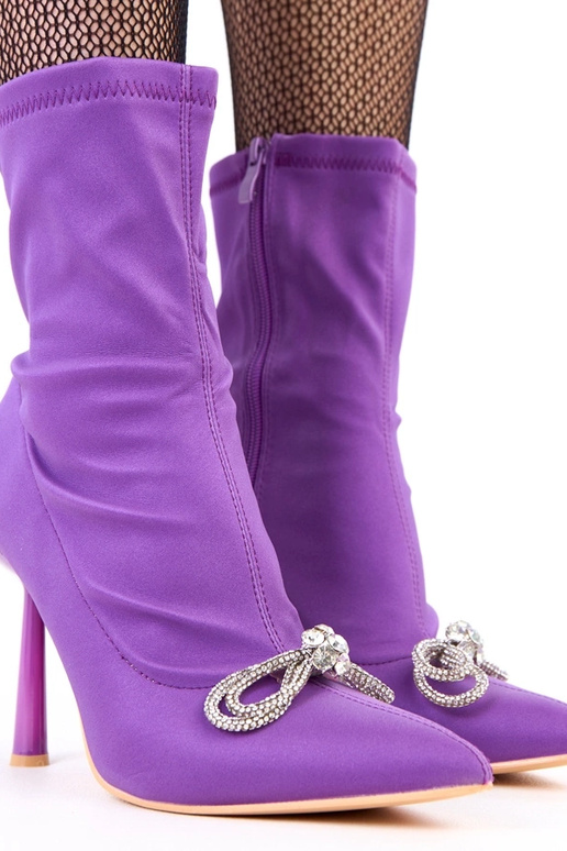 Bottines satinées violettes avec un...