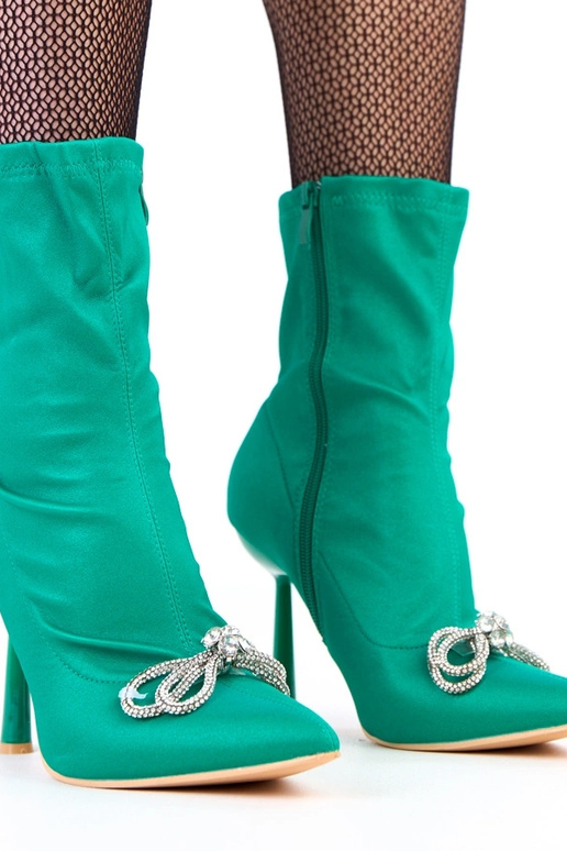 Bottines satinées vertes avec un nœud...