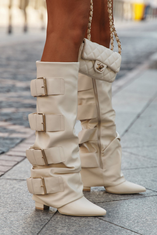 Bottes montantes pour femmes à talons, empeigne cousue et boucles dorées couleur ivoire Isavelle