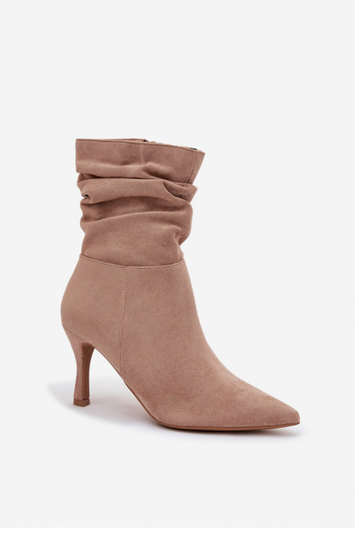 Damenstiefeletten mit dünnen Absätzen, gewelltem Oberteil aus Eco-Suede in Sandfarbe "Ulisse"
