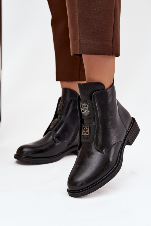 Bottes pour femmes réchauffer Sur un talon bas avec de beaux détails couleur noire Tavressa