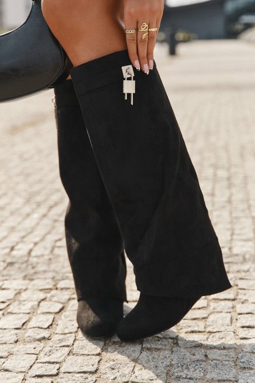 Bottines longues pour femmes à plateforme avec brides et détails argentés, noires Korivelle Bottines longues pour femmes à plateforme avec brides et détails argentés, noires Korivelle