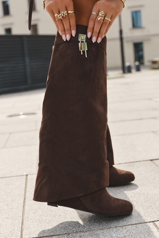 Bottes longues pour femmes sur plateforme avec sangles et détails argentés couleur chocolat Korivelle