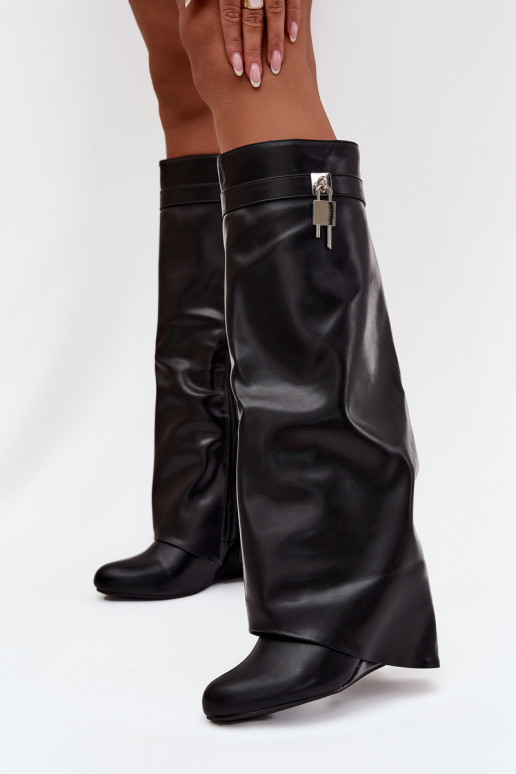 Dames lange laarzen op platform met bandjes en zilveren details van eco-leer in zwarte kleur Korivelle Dames lange laarzen op platform met bandjes en zilveren details van eco-leer in zwarte kleur Korivelle