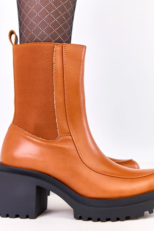 Bruine enkellaarsjes op een blokhak...