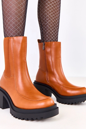 Bruine enkellaarsjes op een... 2