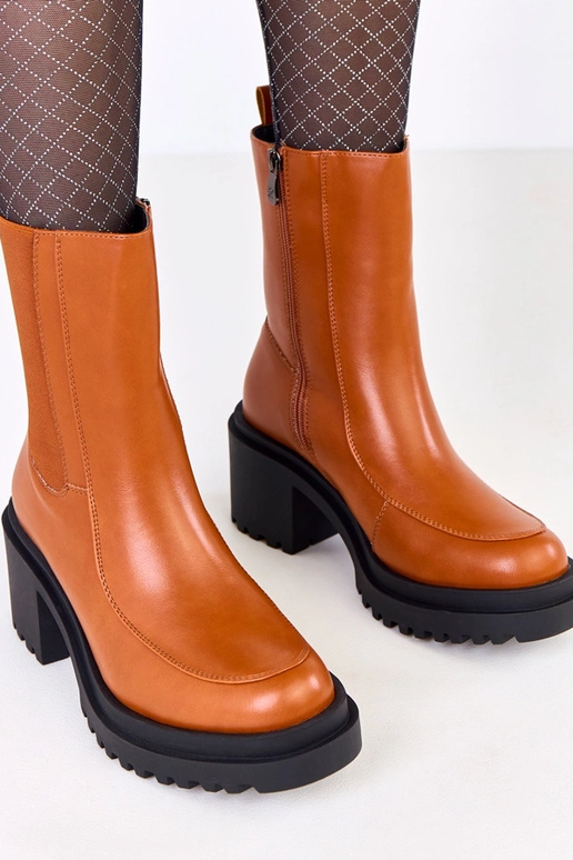 Brązowe botki na słupku z elastyczną...