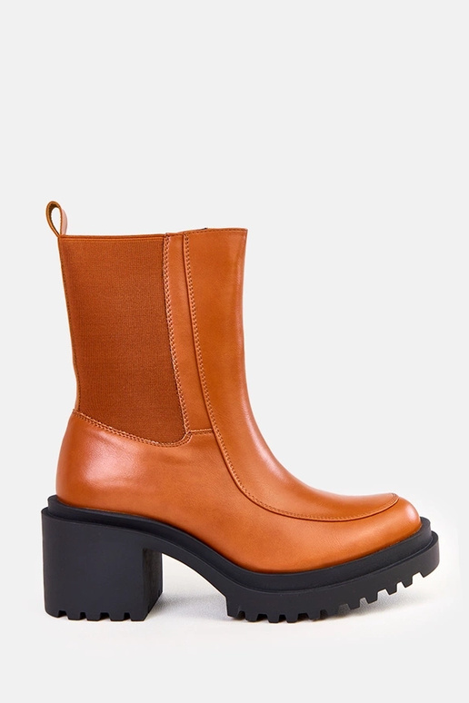 Bruine enkellaarsjes op een blokhak...